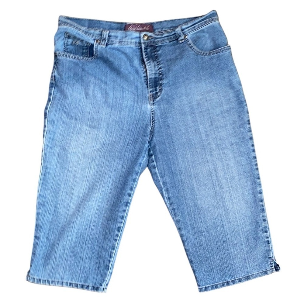 GLORIA VANDERBILT Distressed Capri Jeans in Medium Blue Wash Denim in Size 16P